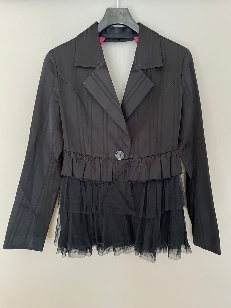 alice auaa バックオープンフリル付きブラックテーラードジャケット