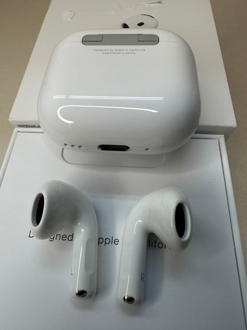 【美品】AirPods 4 ANC搭載モデル MXP93J/A 4W1MQ