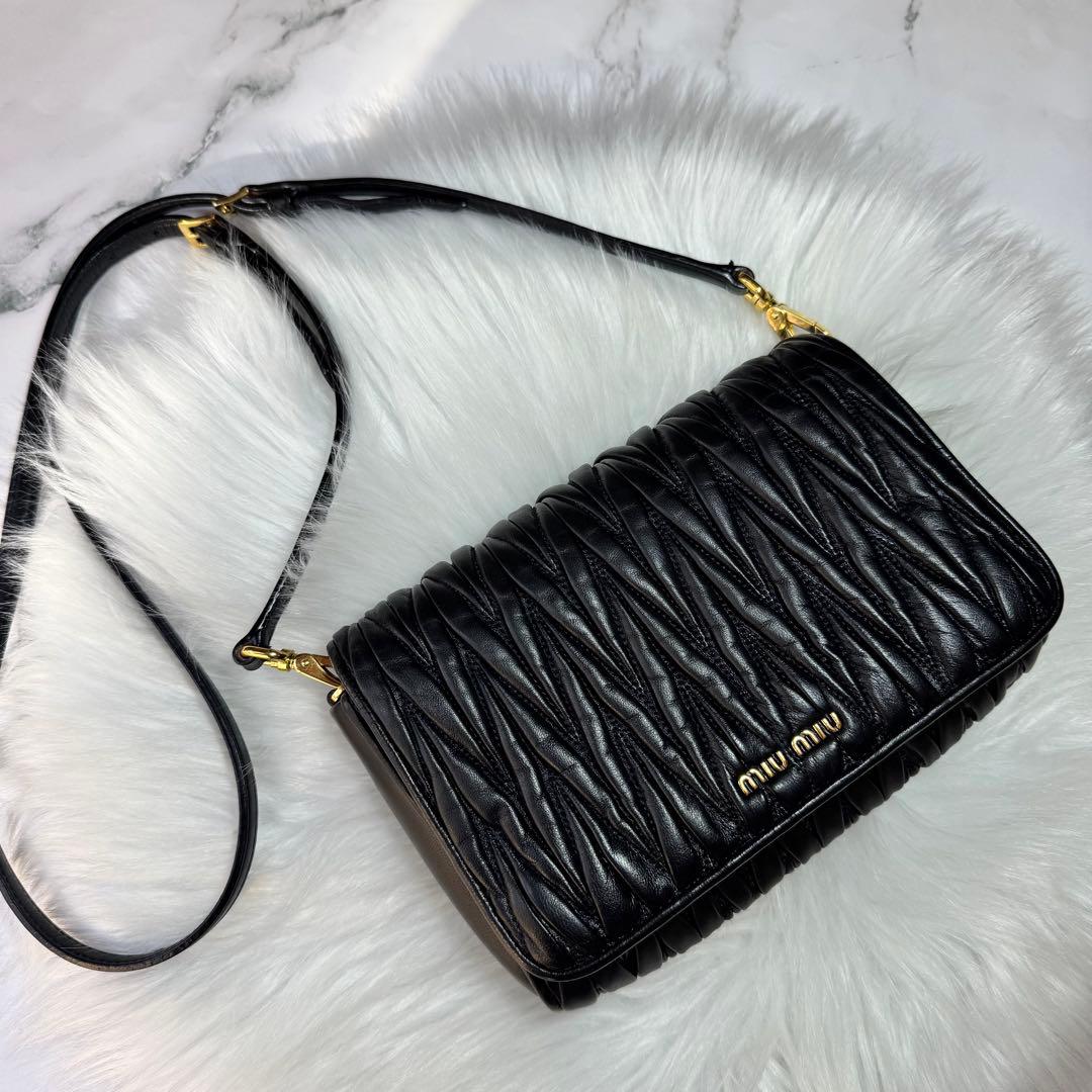 miu miu ミュウミュウ　マテラッセ　レザー　ショルダーバッグ　ブラック　黒