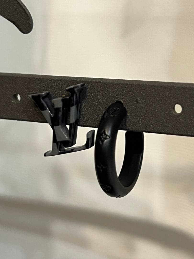 ヴィトン ブックル・ダミエ LVピアス ロゴ MP3193