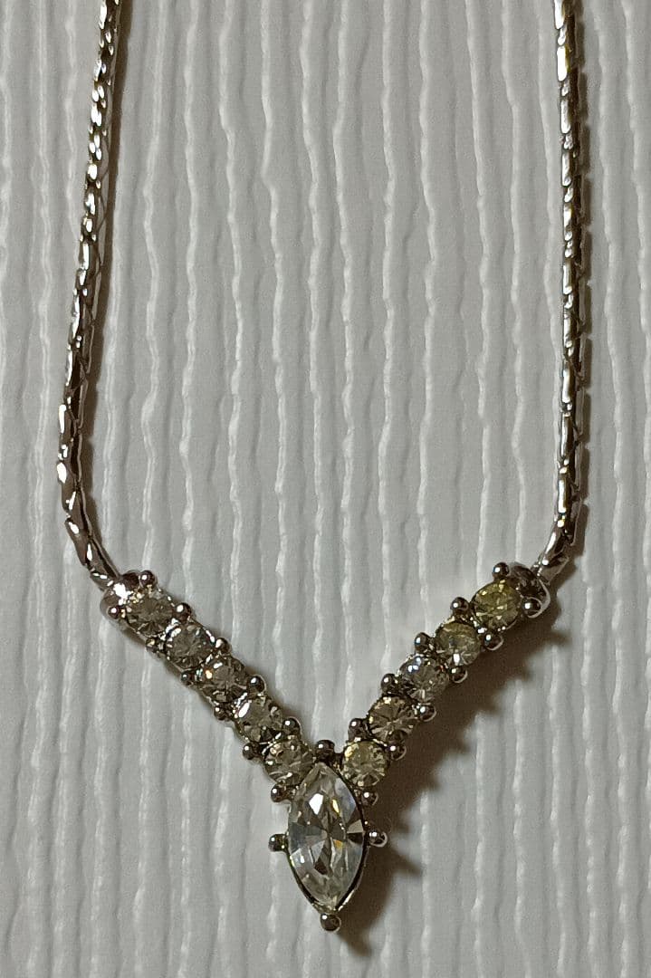 【クリスチャン・ディオール】Ｖモチーフ　ネックレス　シルバーカラー