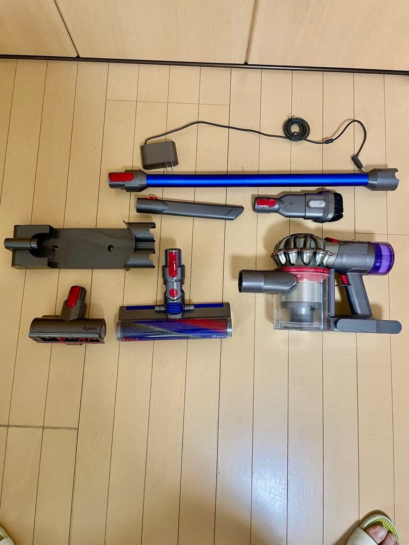 （美品）Dyson V8 コードレス スティッククリーナー