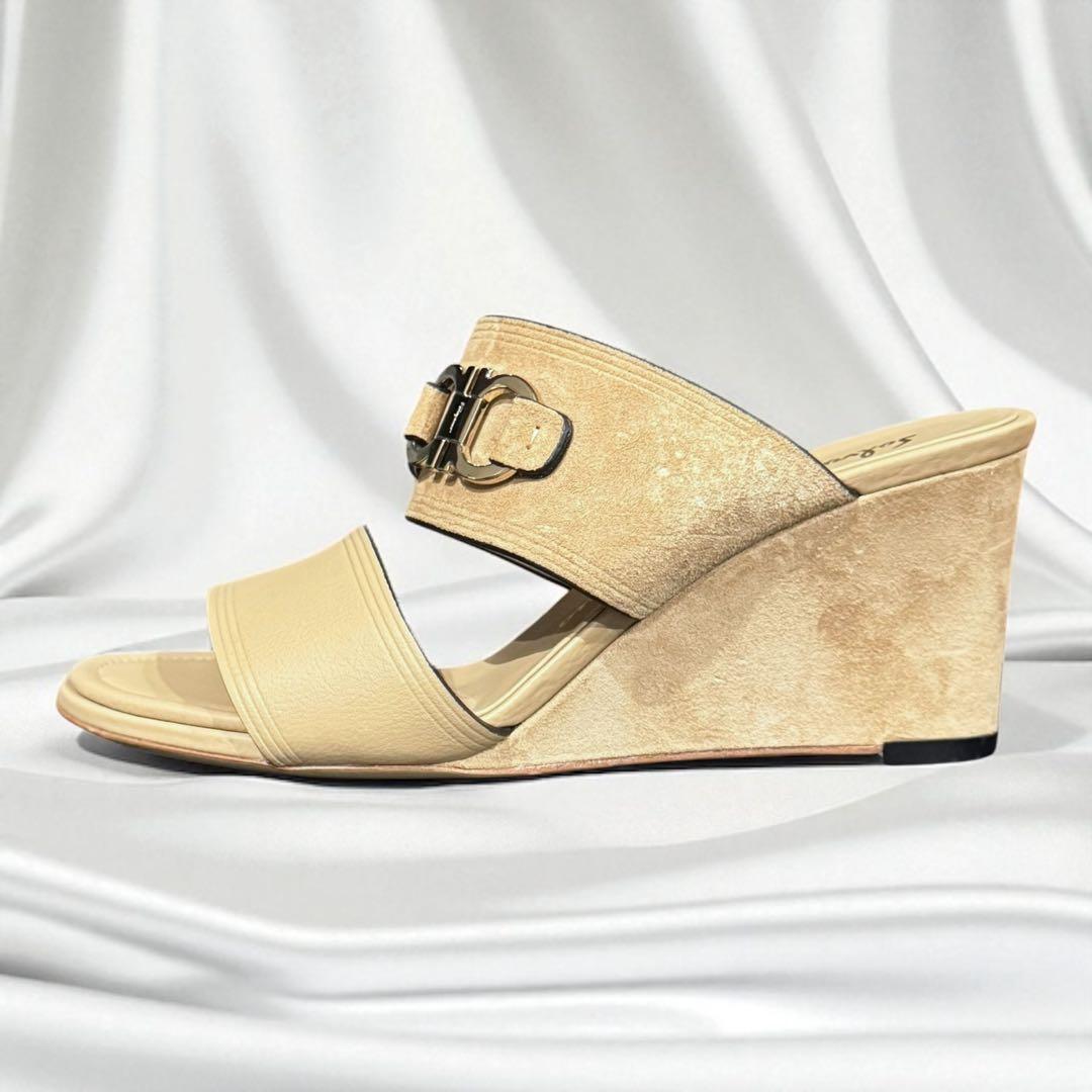 や*ん様 【美品】Salvatore Ferragamo ベージュサンダル　ガン