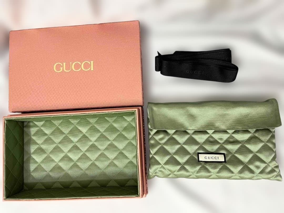 お*)様 GUCCI ポーチ 巾着 箱 グリーンサテン クラッチバッグ