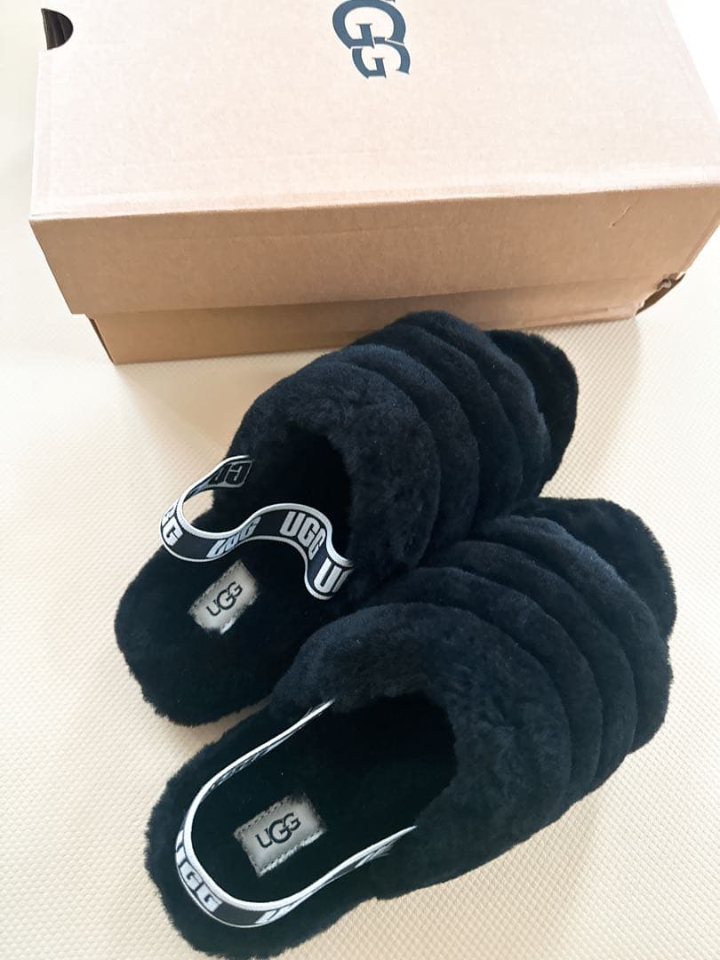 UGG 黒 ファーサンダル ストラップ付き