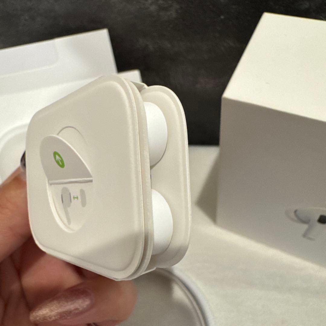 Apple AirPods Pro (第2世代) 本体と右耳