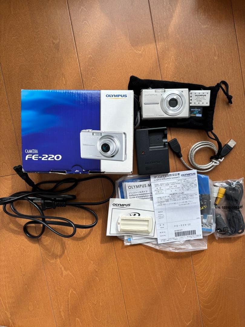Olympus デジカメ　FE-220 充電器付き