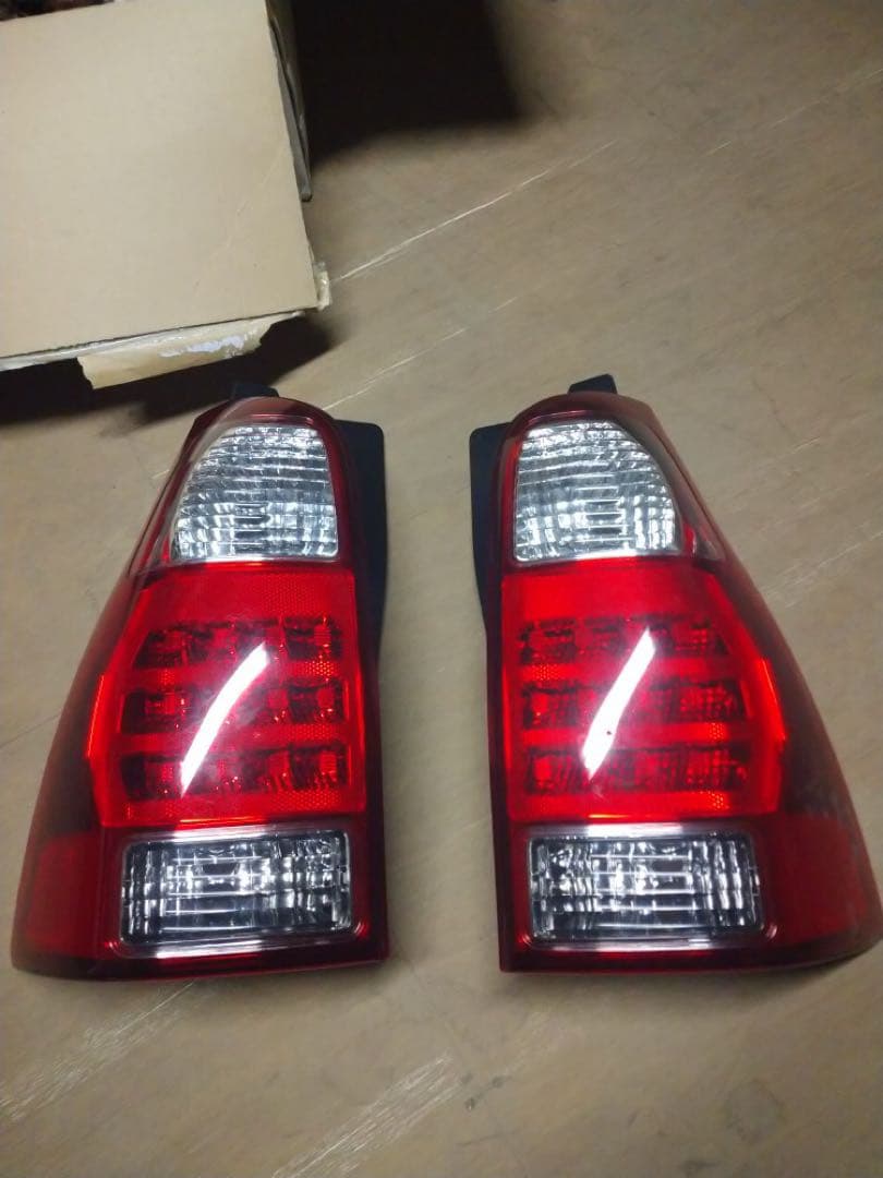 215ハイラックスサーフ純正テールランプ