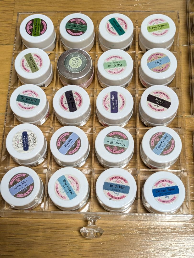 【今月中のみ出品】カラージェル♥　200色　まとめ売り　ケース付　大量　たくさん