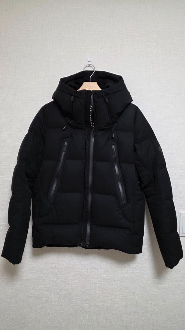 【お値下げ】DESCENTE　フード付きブラックダウンジャケット