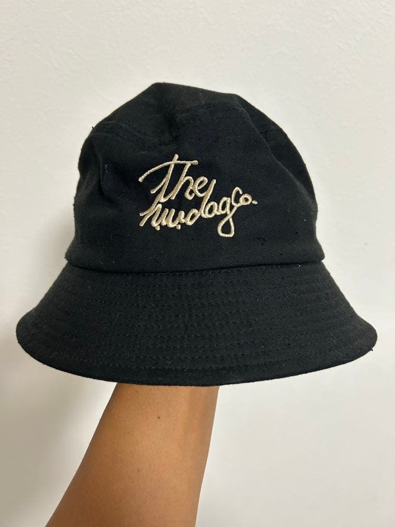 黒いバケットハット刺繍ロゴ付き