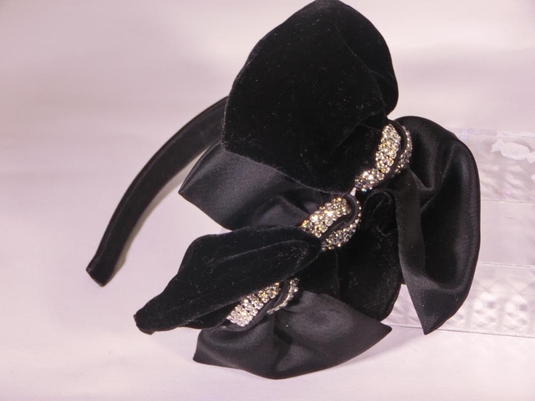 acca黒のクリスタルストーン付きリボンベロアとサテンのカチューシャ