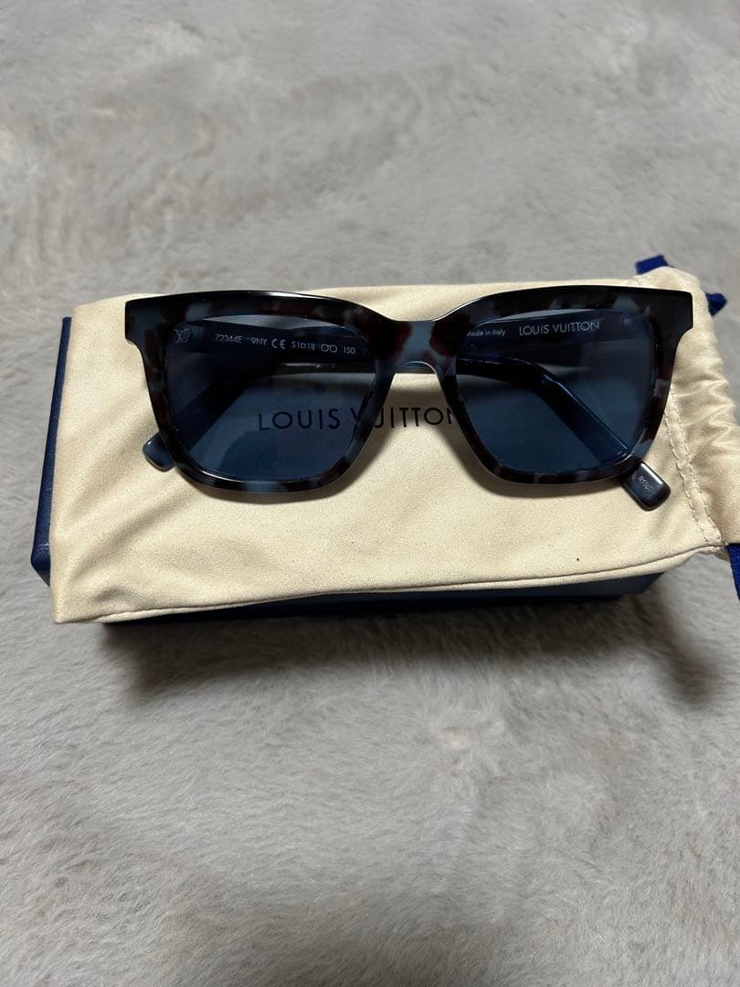 LOUIS VUITTON スクエアサングラス Z2346E