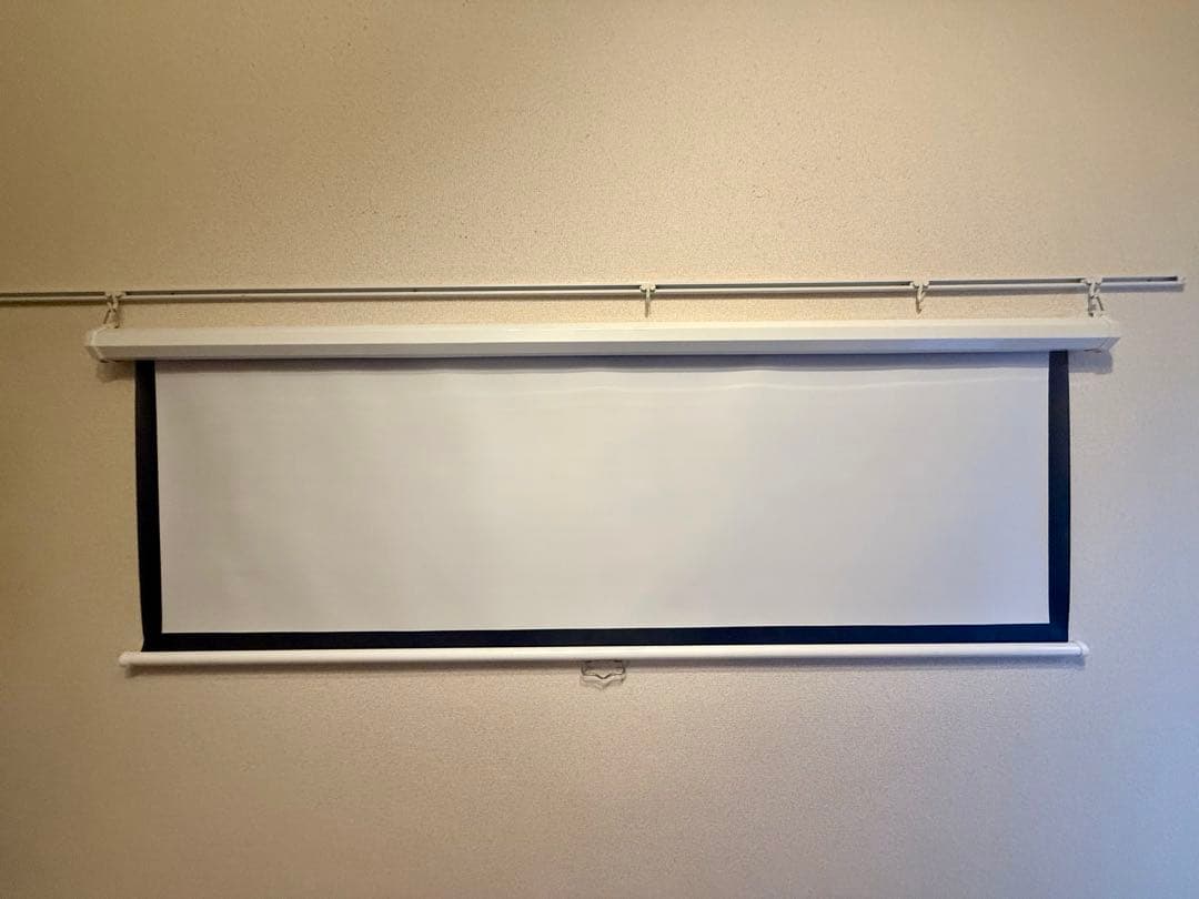 【ほぼ未使用】イーサプライ スクリーン84型4:3 手動ロール 壁掛け天吊り美品