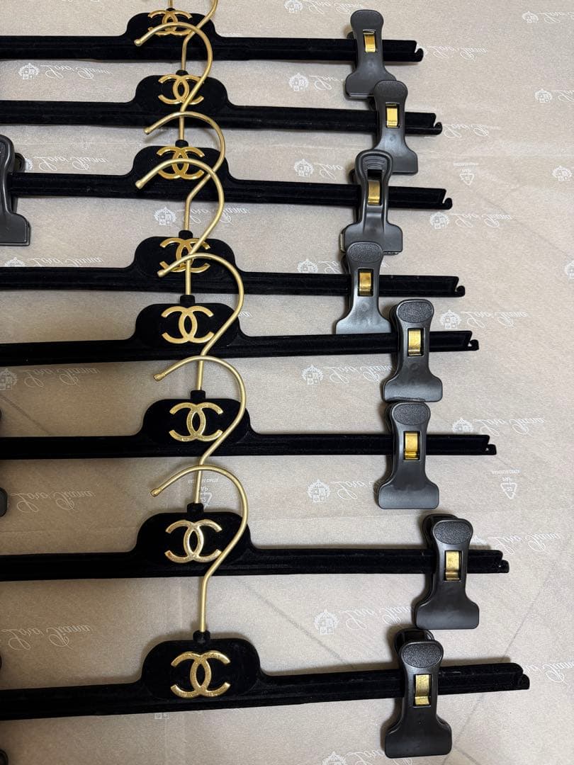 シャネル ロゴ付き衣類ハンガー 8本セット