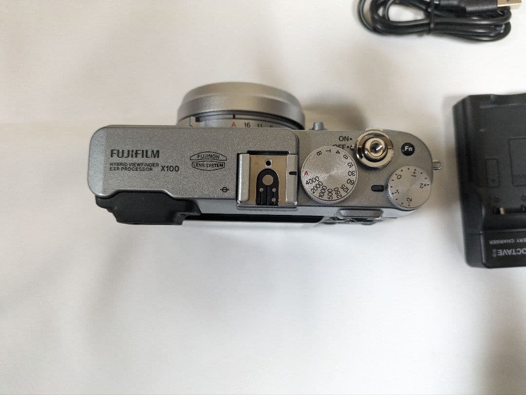 FUJIFILM X100 富士フイルム コンタクトデジタルカメラ おまけ付