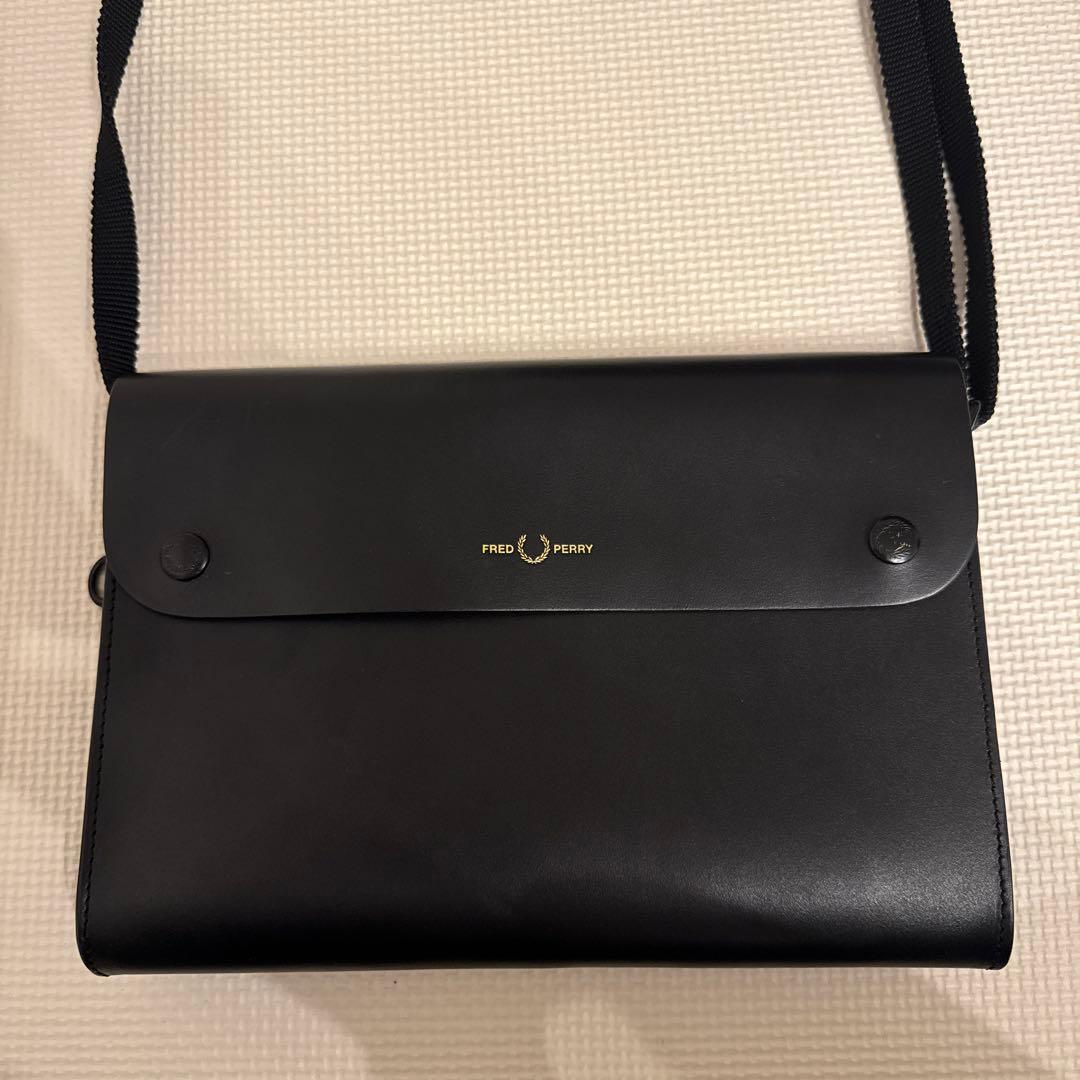 FRED PERRY ブラックレザーショルダーバッグ
