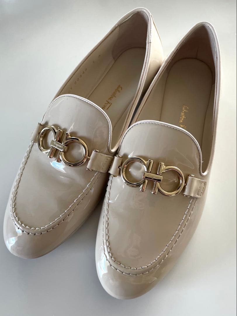 【極美品】Salvatore Ferragamoエナメルパンプス　22.5cm