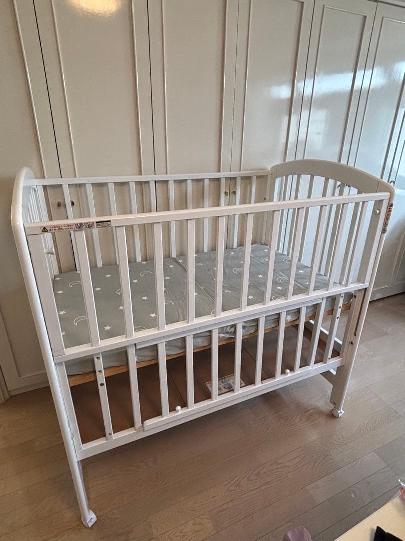 引取限定　KATOJI 木製ベビーベッド ホワイトハイタイプ。マット/寝具全て込