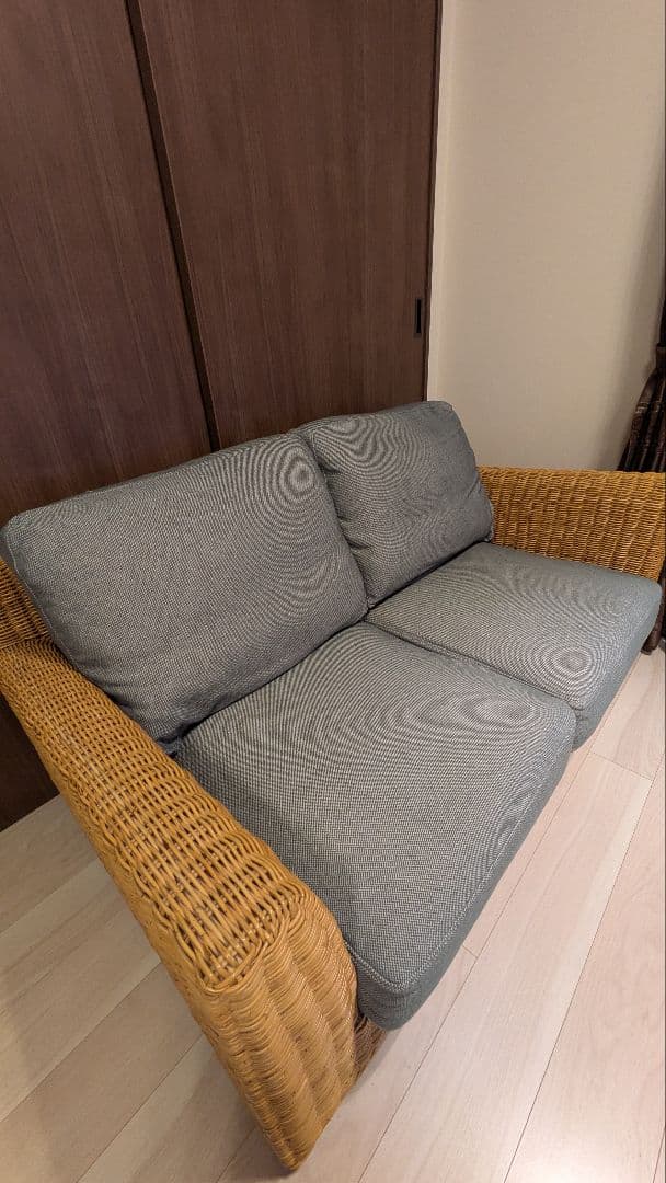 ラタンと布の2人掛けソファ