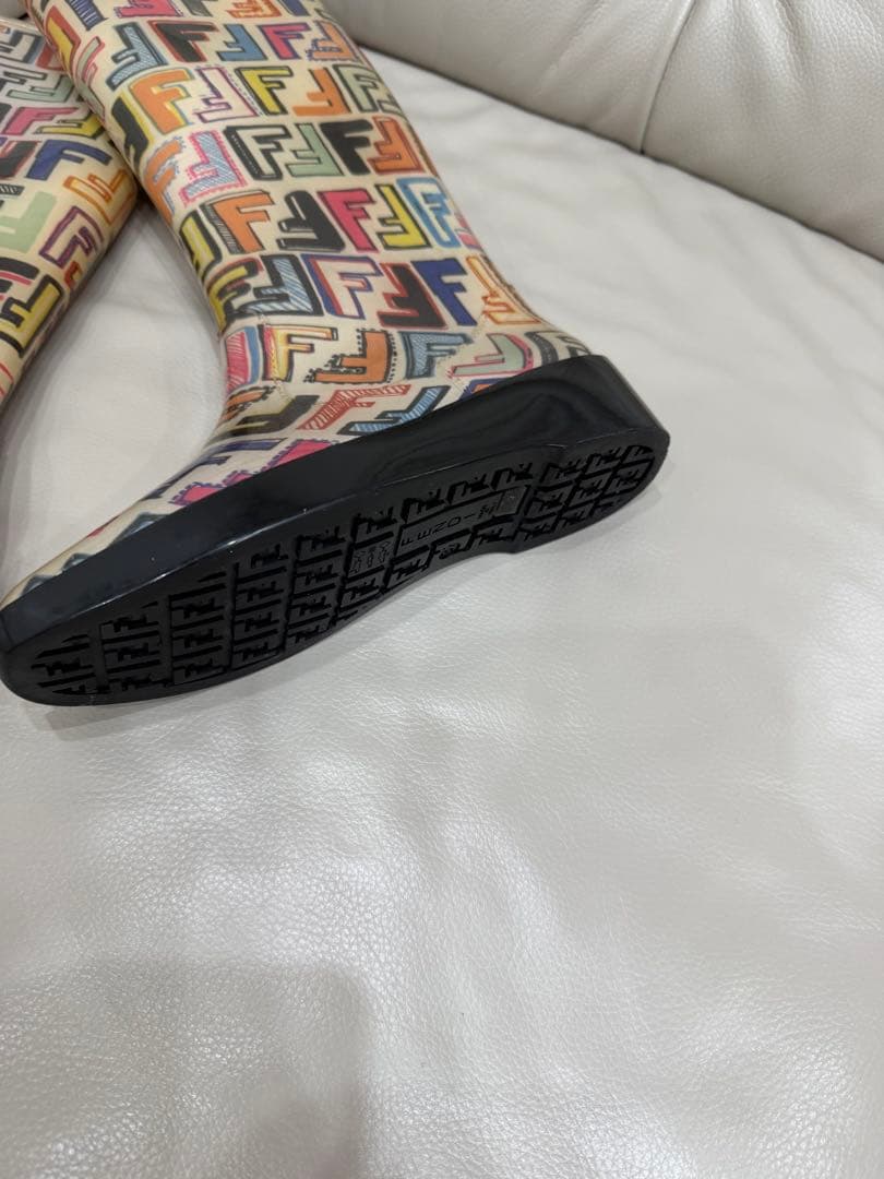 リサFendi フェンデイ　ロゴプリント 長靴 マルチカラー　レインブーツ