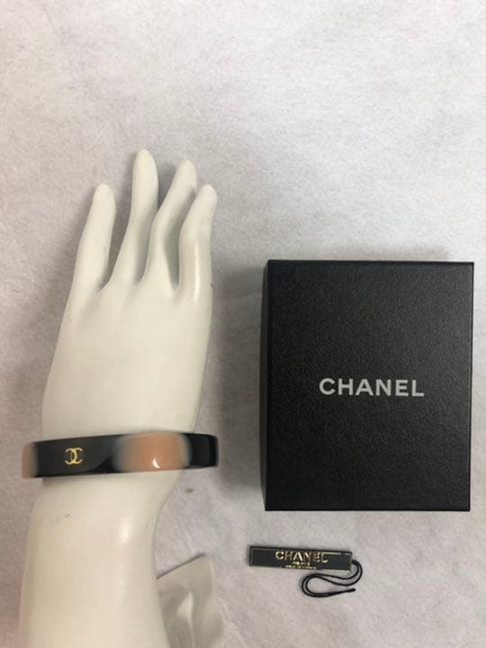 つっつん 極美品　シャネル プラスチック バングル 01 A