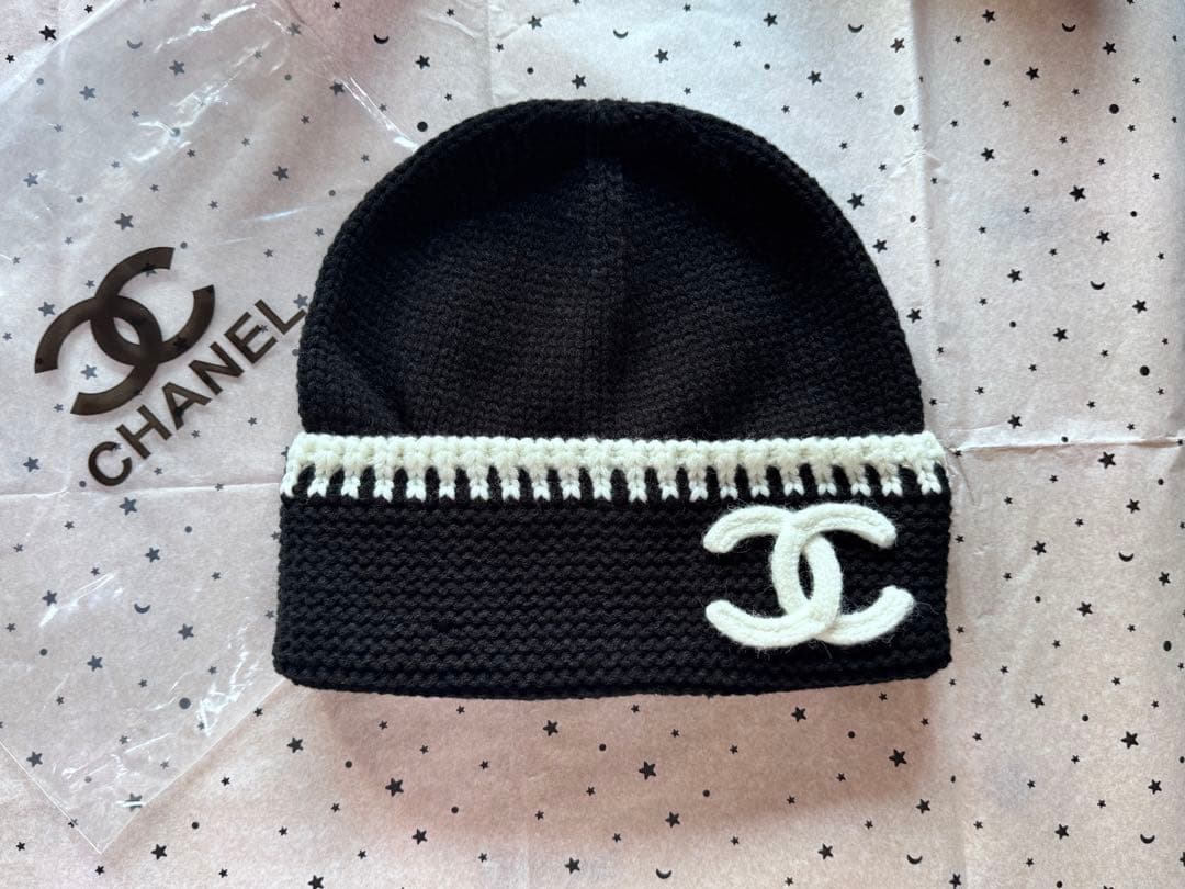 CHANEL ニット帽 黒 ロゴ刺繍　かわいい　シャネル帽子