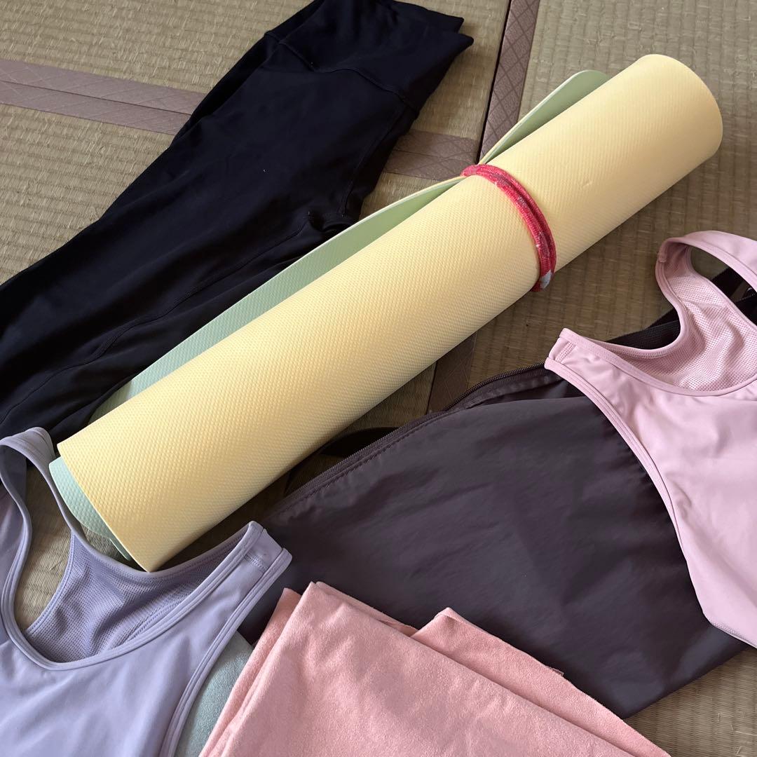 ヨガウェアセット タンクトップとレギンス　ヨガマット✖️1 シート✖️2枚