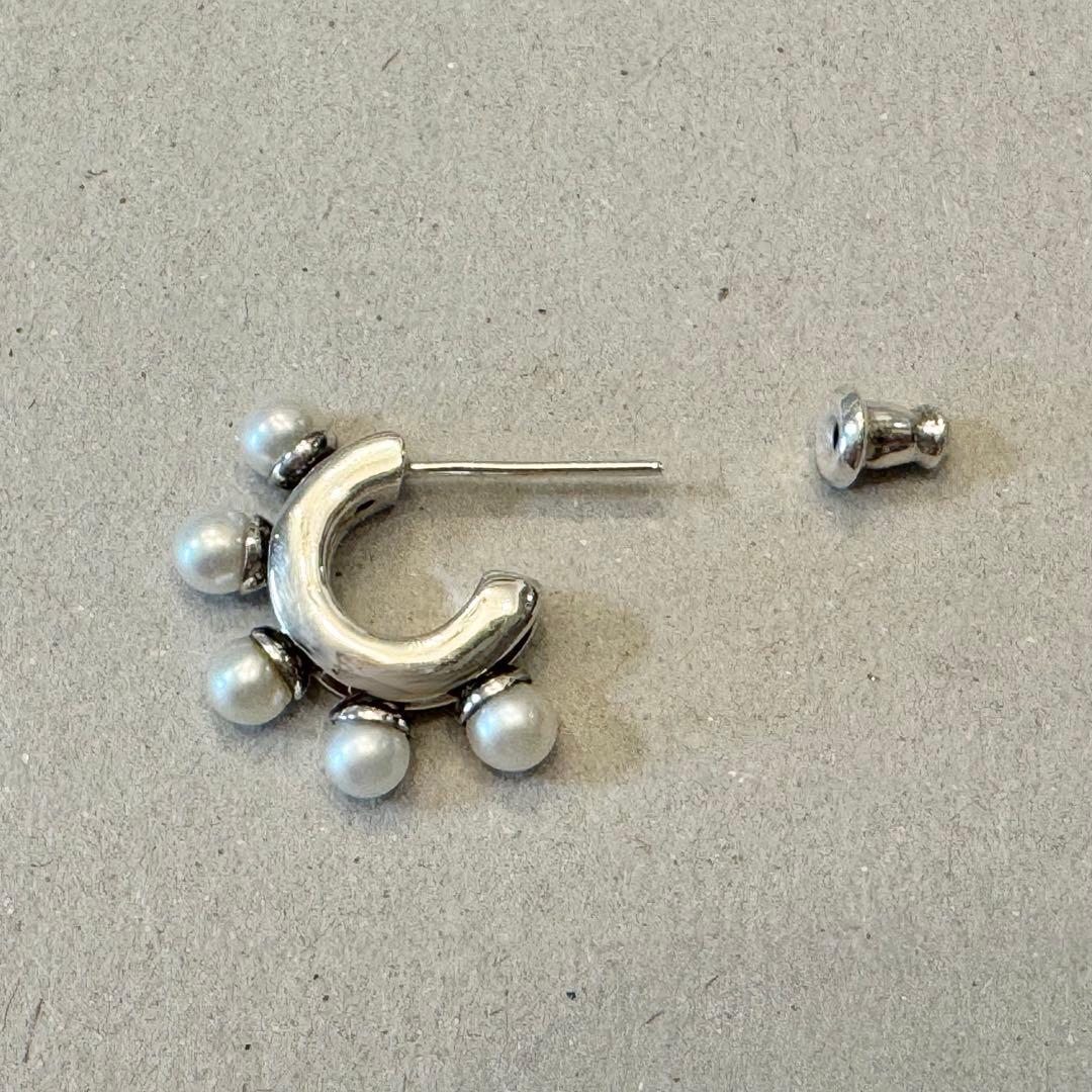 e.m. 0001-P009 揺れるパールフープ片耳ピアス