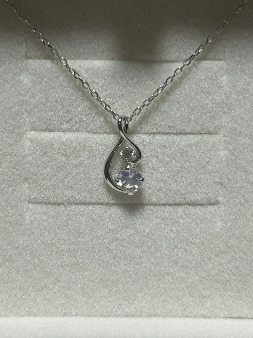 ジュエリーTSUTSUMIのムーンストーンネックレスです。