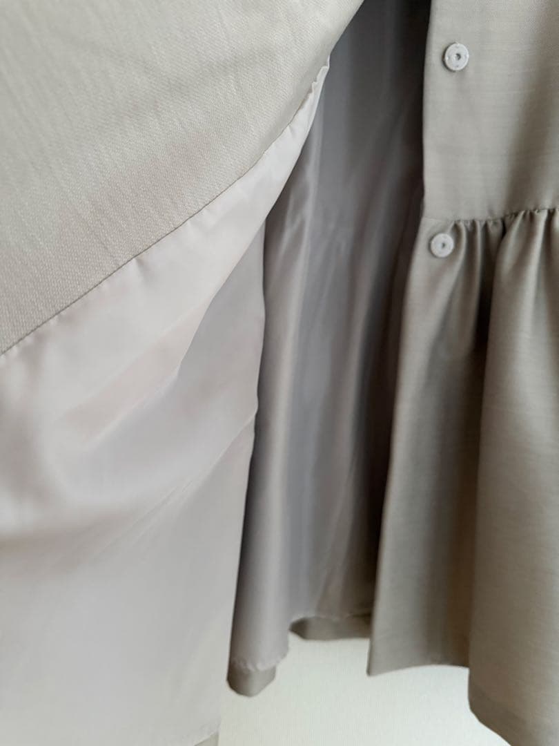 ビアズリー beardsleyベージュ ペプラムギャザージレ