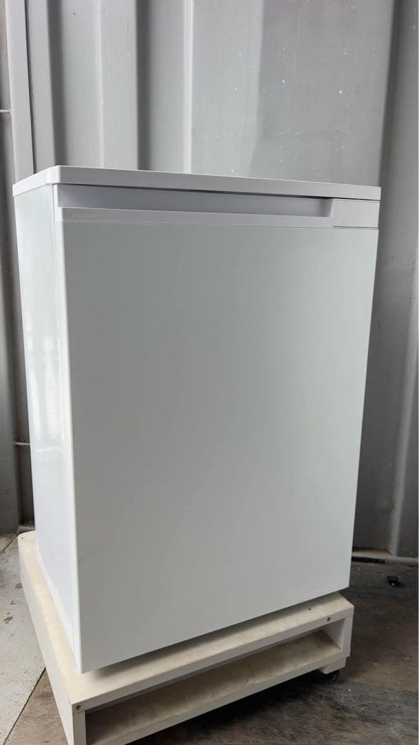 美品アイリスオーヤマIUSN-7A-W 24年型66L