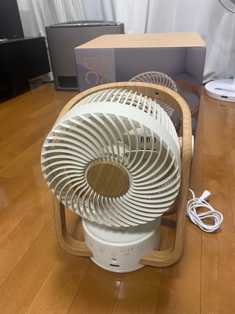 木製フレームの家庭用扇風機