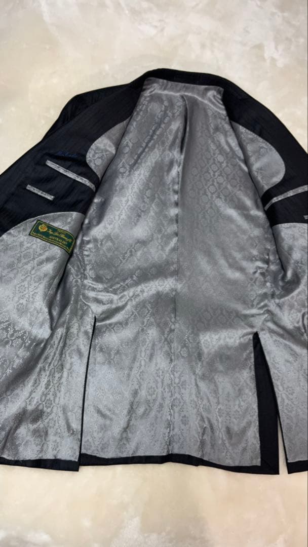 ロロピアーナ　ブラック シャドーストライプ ビジネススーツ（フォーマル兼用）