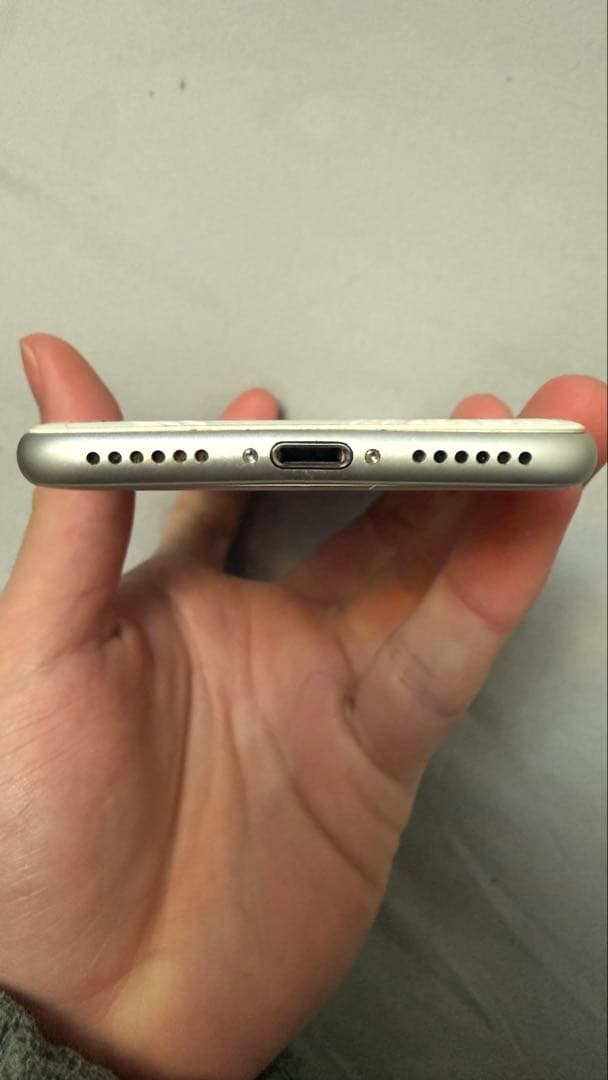 Apple iPhone 8 シルバー 画面ひびあり