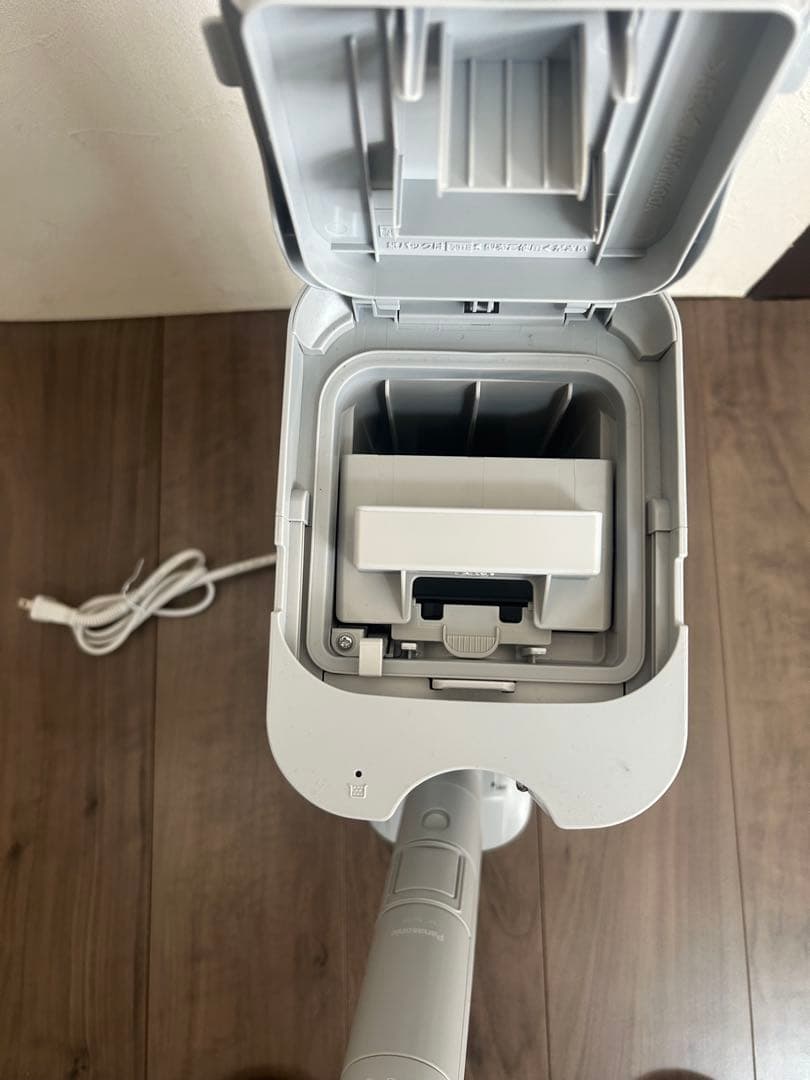 Panasonic 充電式掃除機 MC-NS70F（自動ゴミ収集）2024年製