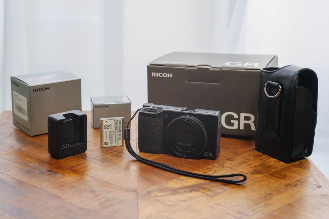 【撮影1714回】RICOH GR III 予備バッテリー＆充電器・ケース付