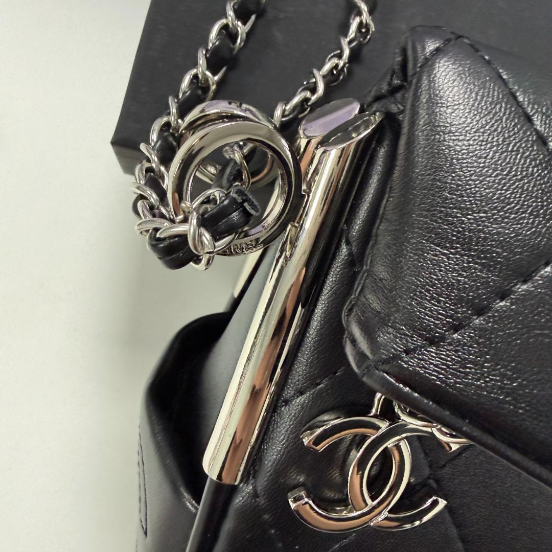 ブラックレザーショルダーバッグ