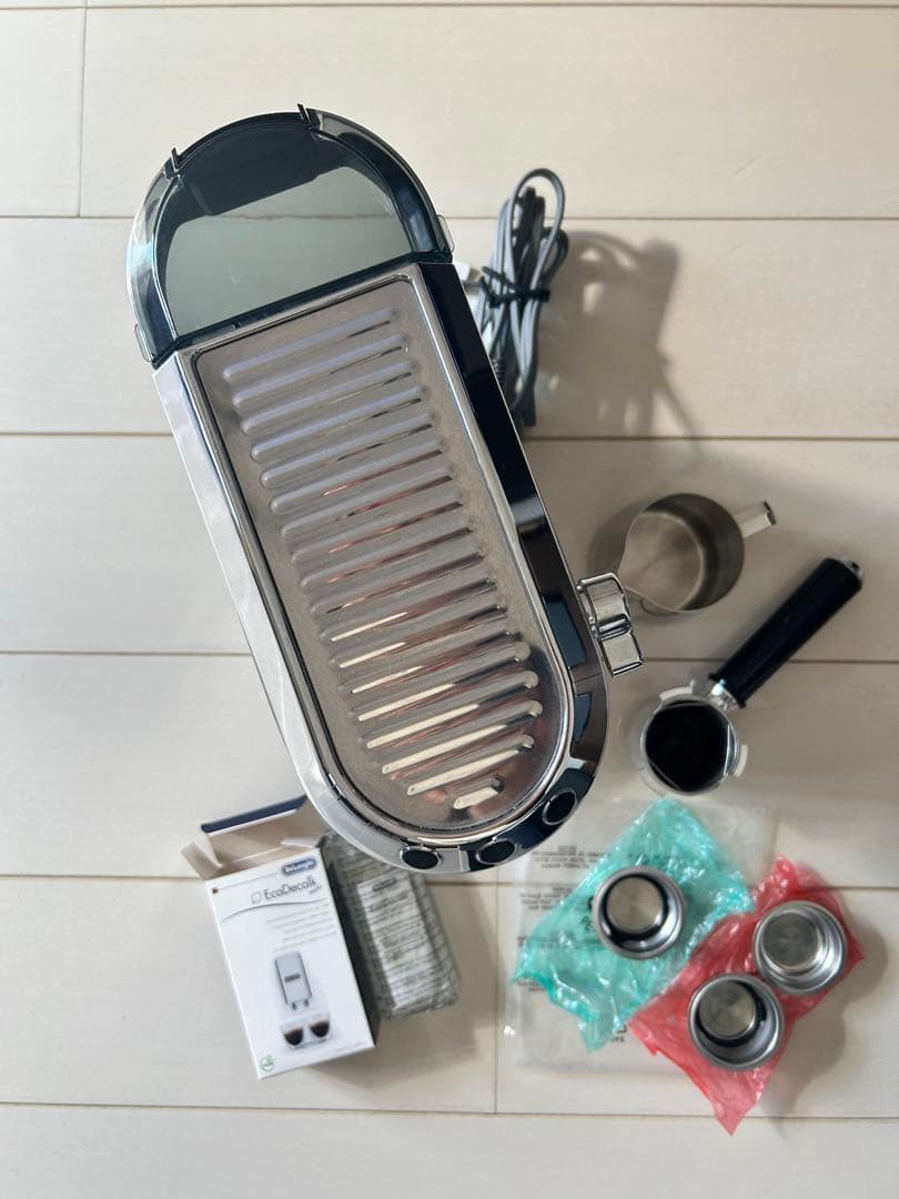 デロンギエスプレッソ・カプチーノメーカー　デディカ　メタルシルバー　EC680M