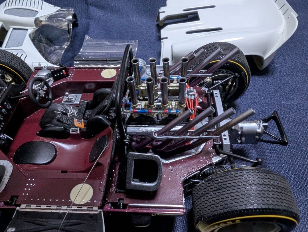 exotoエグゾト製1/18ミニカー ホワイト/バーガンデ