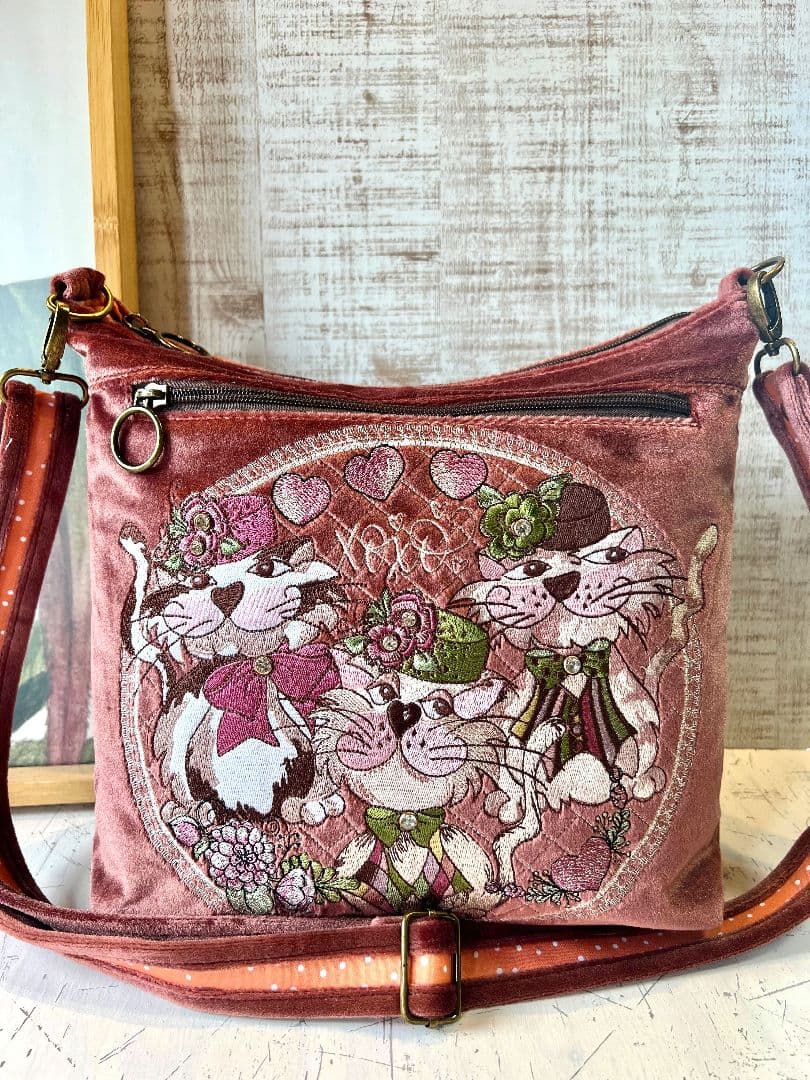 ロラライハリス♡テラコッタローズベロア♡刺繍のふんわり軽量ショルダーバッグ