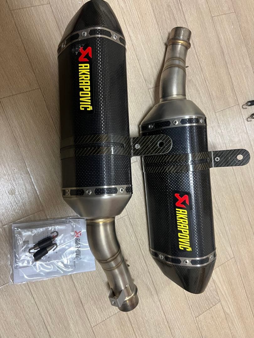 Akrapovic デュアルエキゾーストマフラー