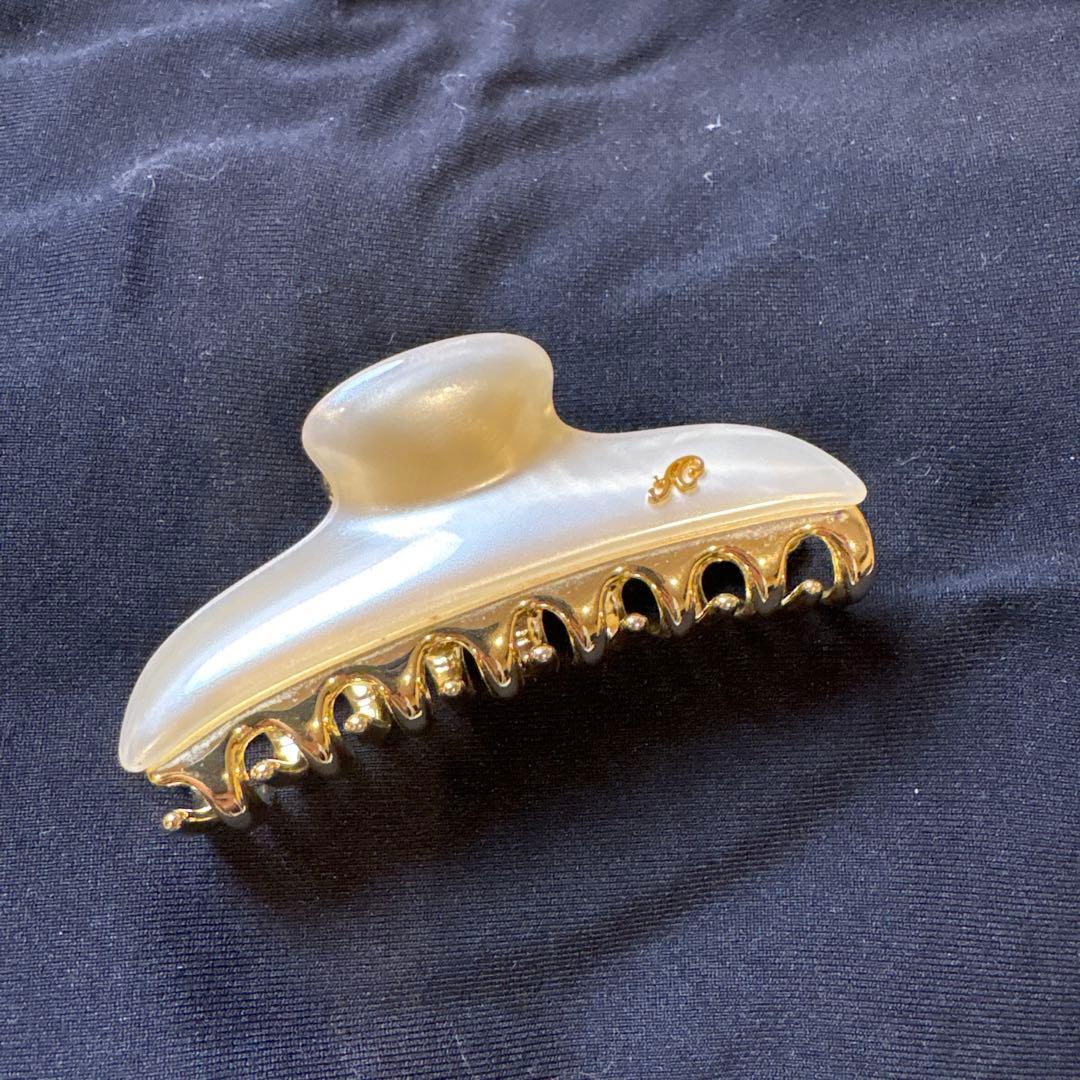 ACCA ゴールドとホワイトのヘアクリップ