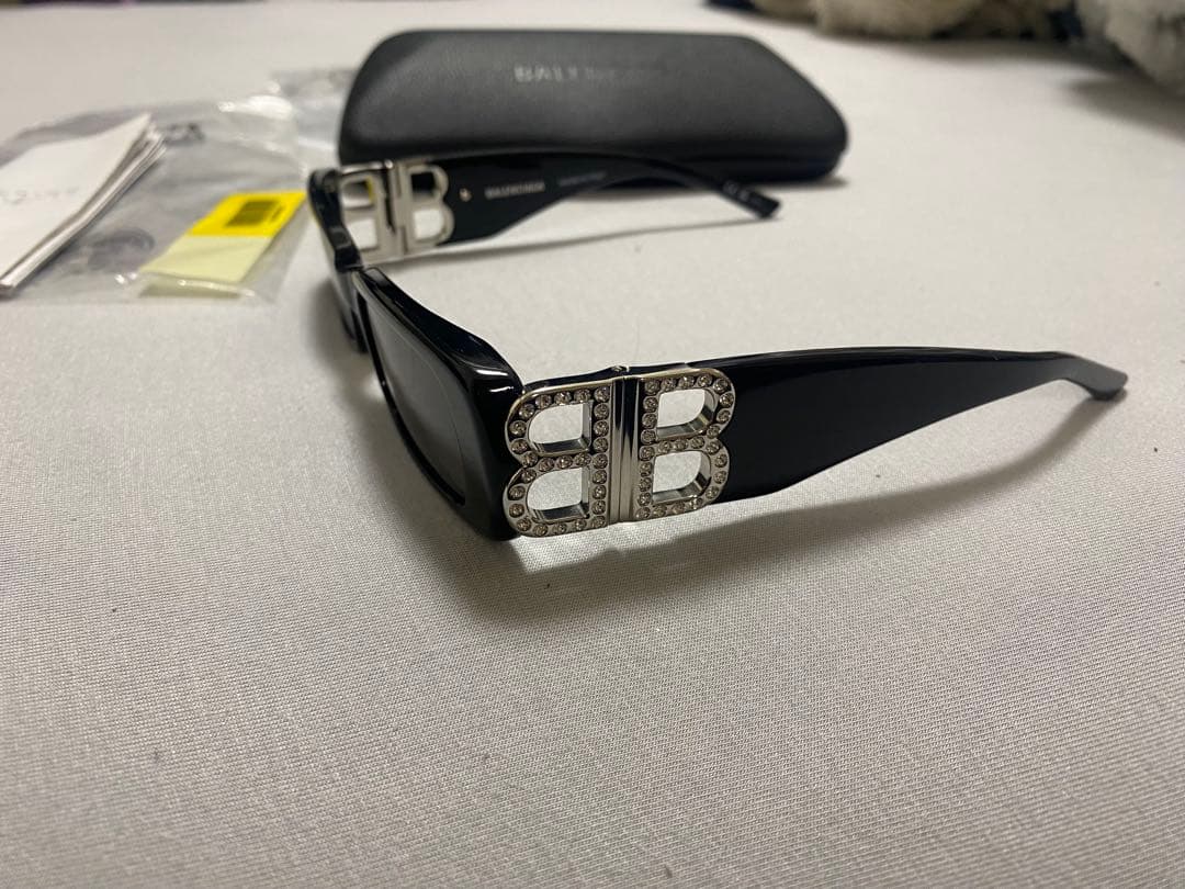 BALENCIAGA ブラックサングラス BBロゴ付き