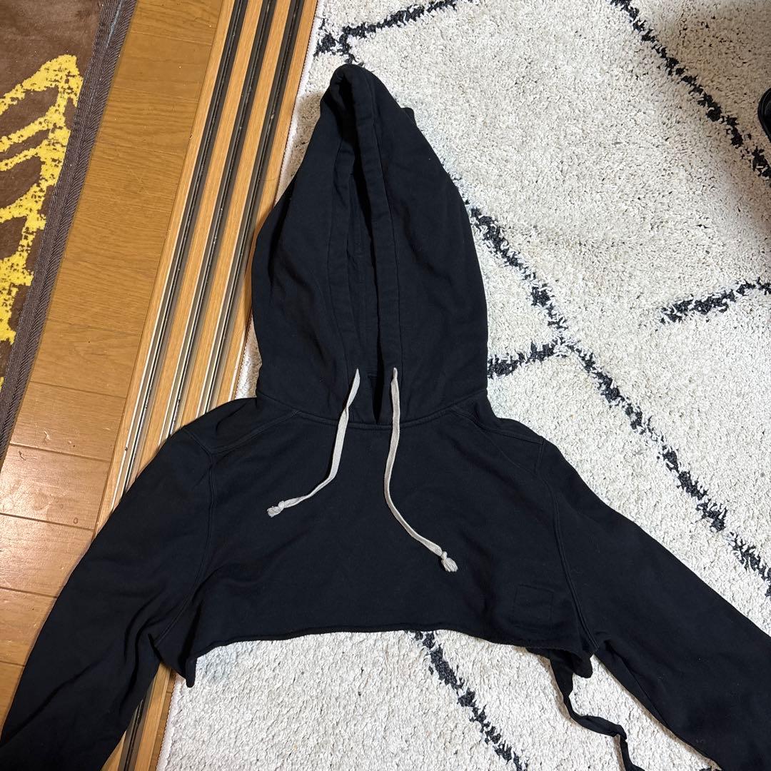 黒 フード付き クロップドパーカー