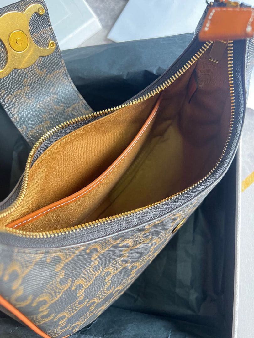 ロゴ入りショルダーバッグ