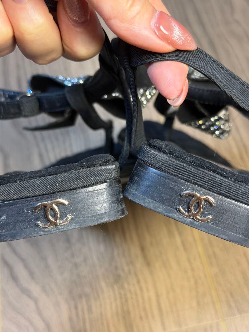 CHANEL ビジュー付きブラックサンダル