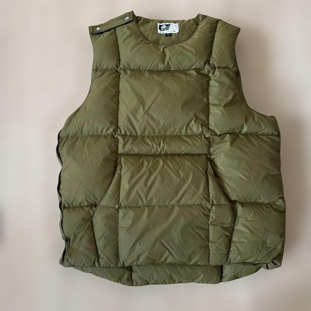 エンジニアードガーメンツ ダウンベスト　サイズL カーキ
