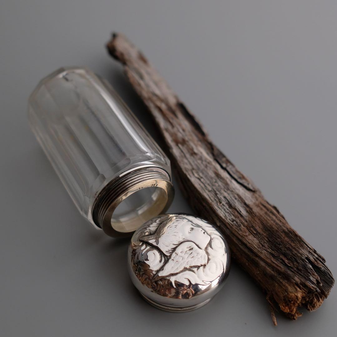 1900年製のイギリス・ロンドンの純銀蓋付きカットガラス容器