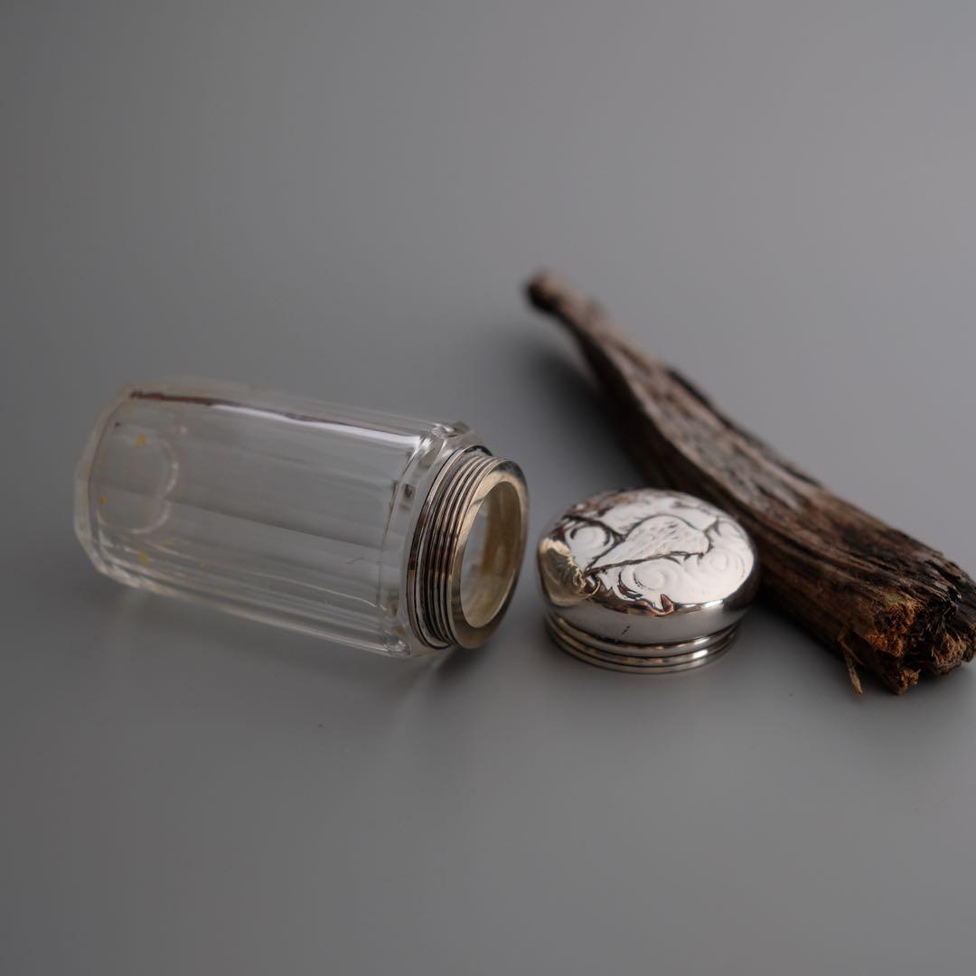 1900年製のイギリス・ロンドンの純銀蓋付きカットガラス容器